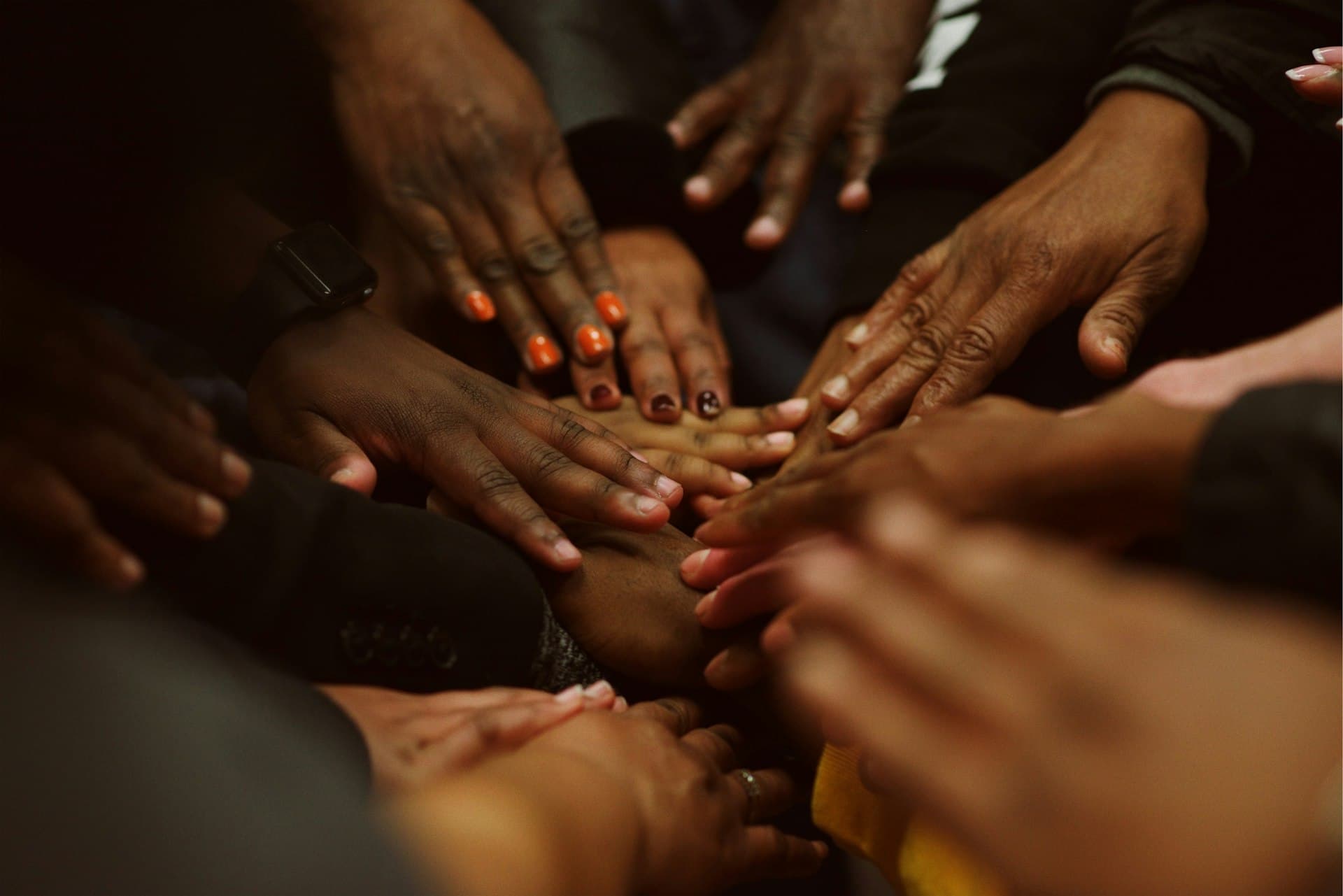 Mains africaines réunies, symbole de confiance