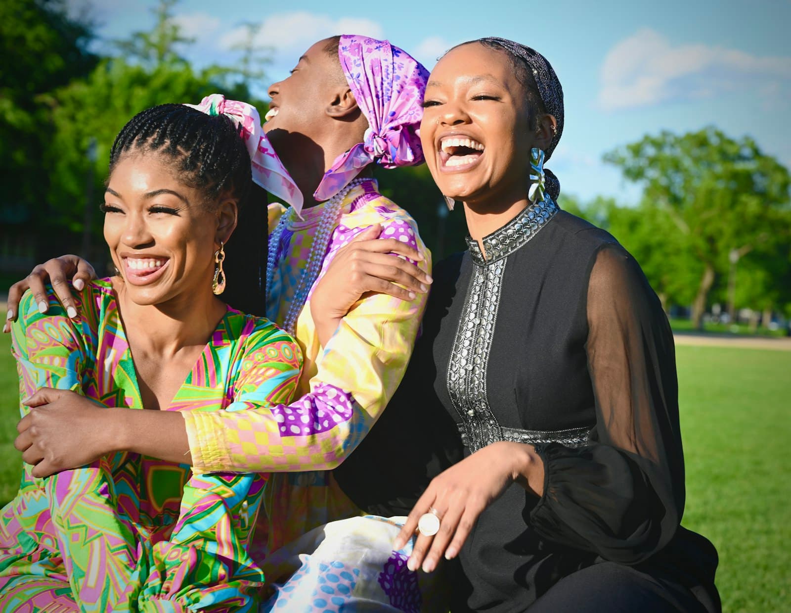 Jeunes femmes africaines riant ensemble
