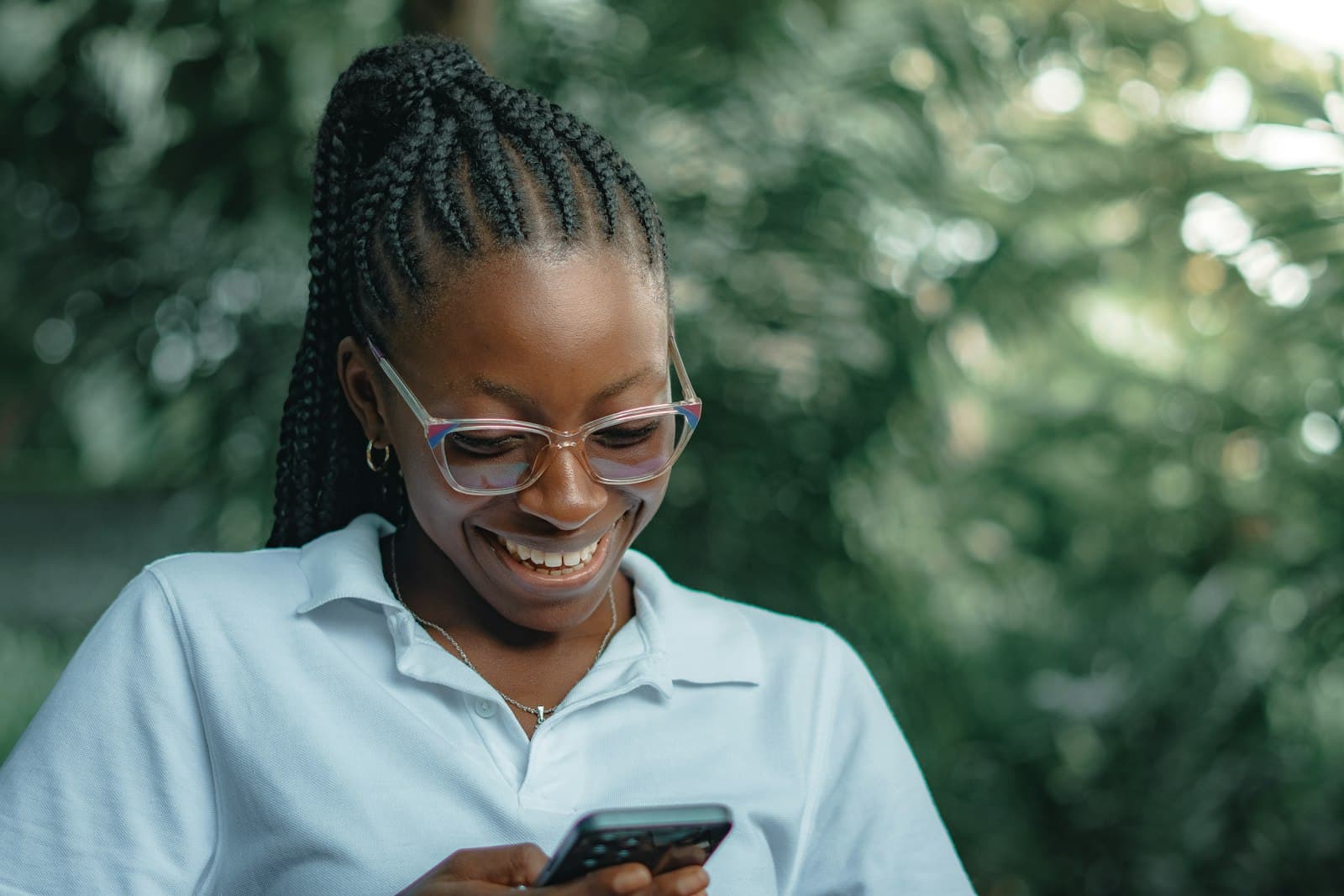 Jeune femme africaine lisant un message sur son téléphone