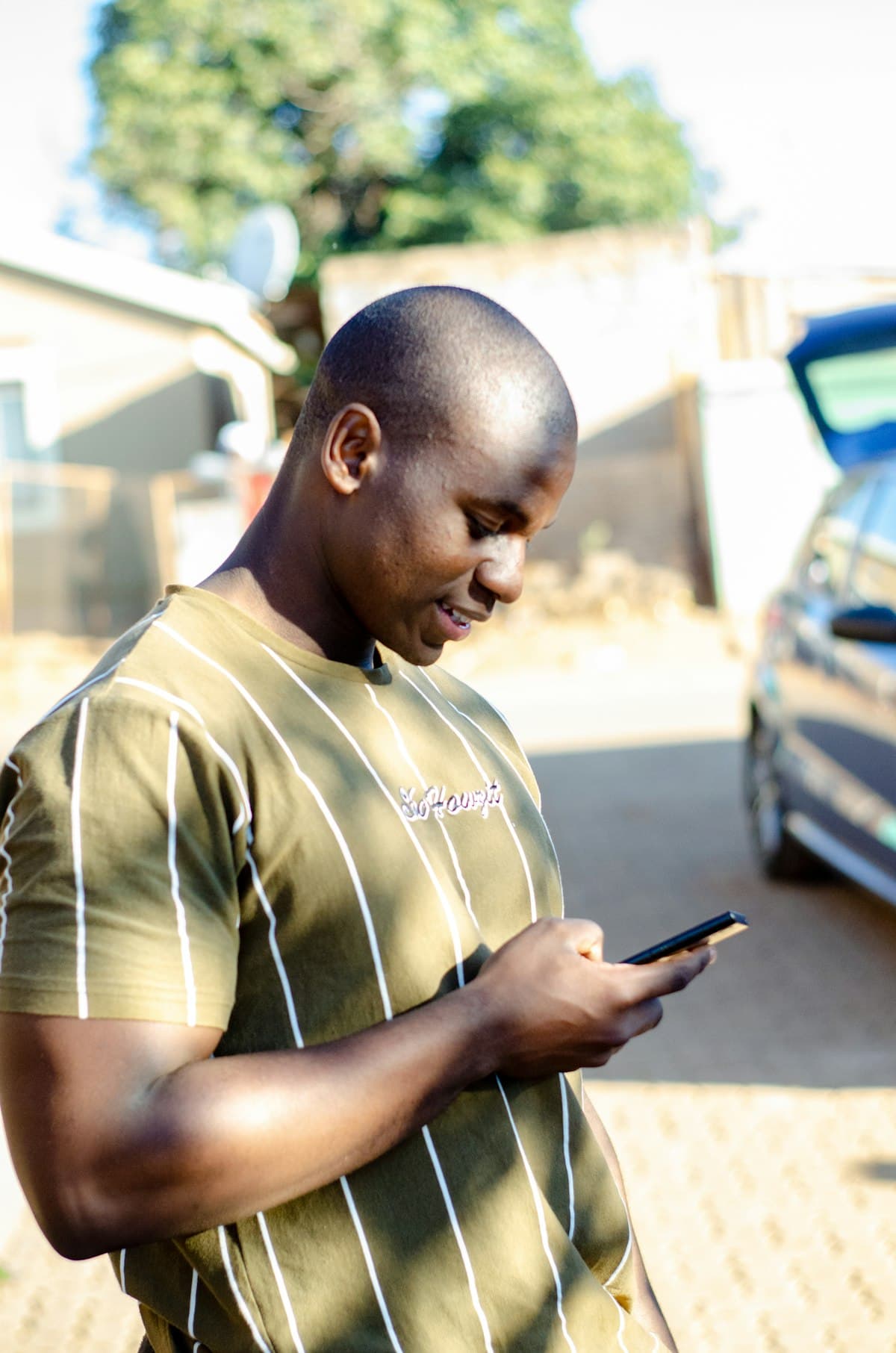 Jeune homme africain créant sa cagnotte sur son téléphone