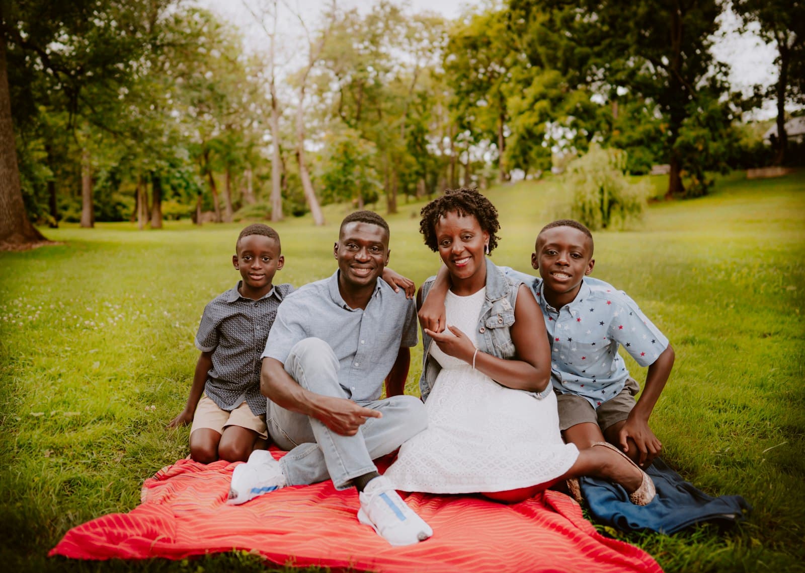 Famille africaine réunie et souriante